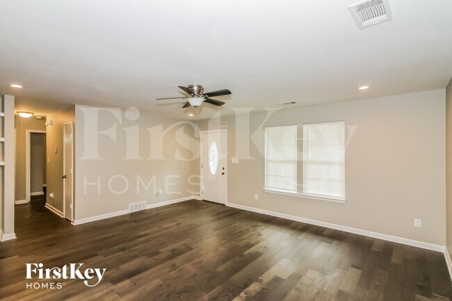 Foto del edificio - 6301 Green Grove Dr