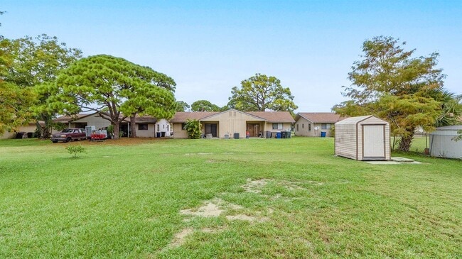 Building Photo - 604 Roselyn Ave