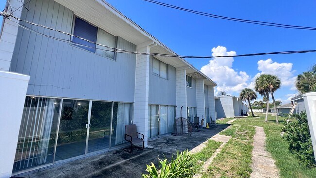 Foto del edificio - Lovely 2 Bedroom, 1 Bathroom Home in the G...