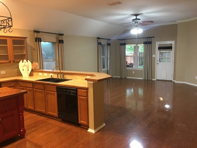 Foto del edificio - 6321 Pinehurst Dr