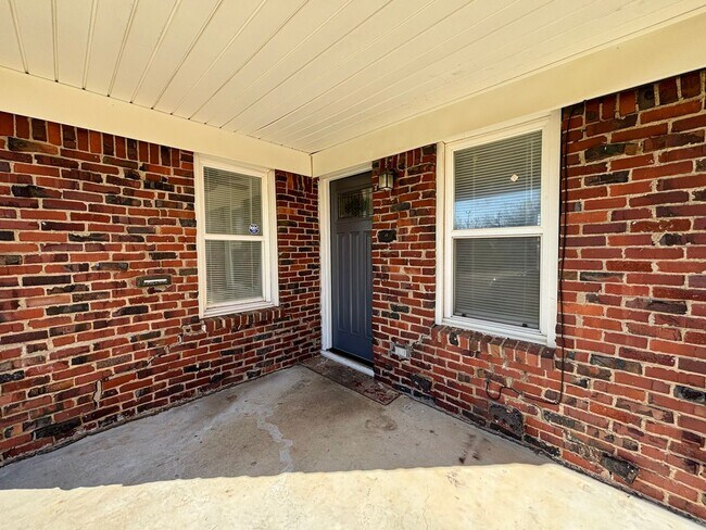 Building Photo - 2 bedroom/1 bathroom Available for Rent (N...