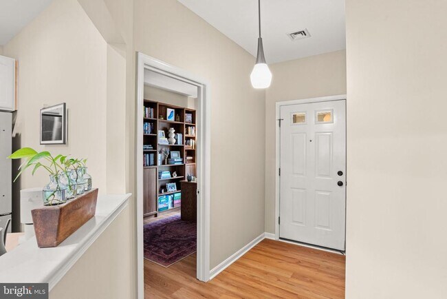 Building Photo - 2082 Deer Run Dr