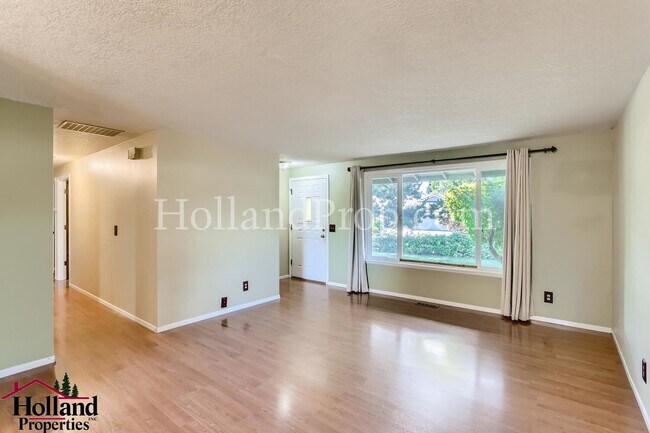 Building Photo - Single Level  3 Bed  Home in a Nice Beaver...