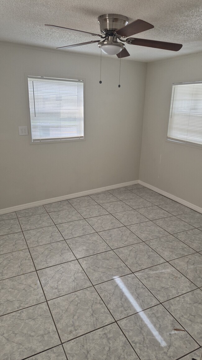 Extra Room (5th Bedroom, office space) - 1613 Stocking St