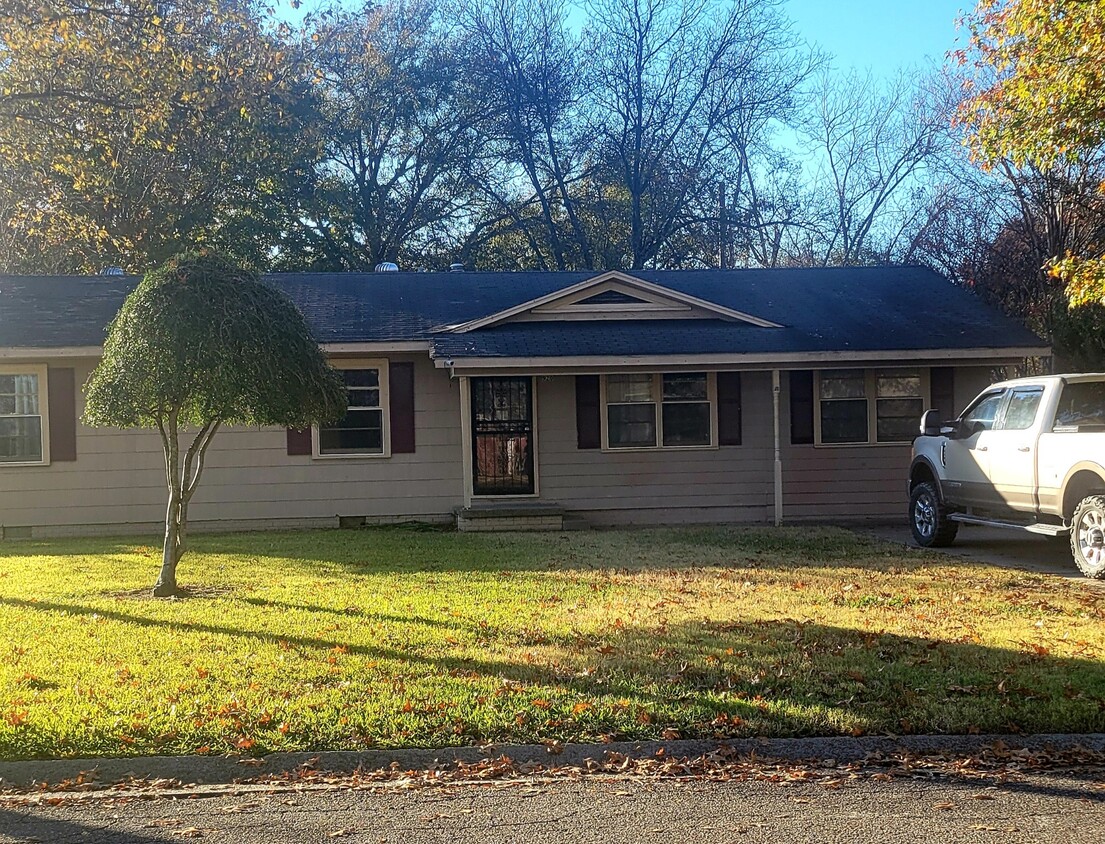 property front yard - 920 8th Ave