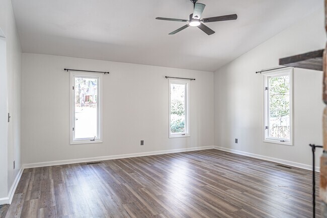 Building Photo - 980 Monticello Dr