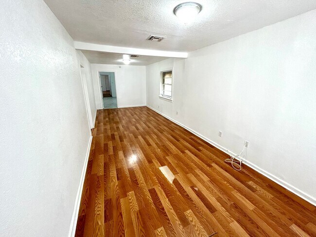 Building Photo - **APPLICATION RECEIVED** **MOVE IN READY!*...