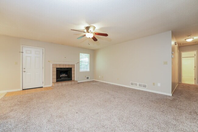 Foto del edificio - 95 Meadowbrook Dr