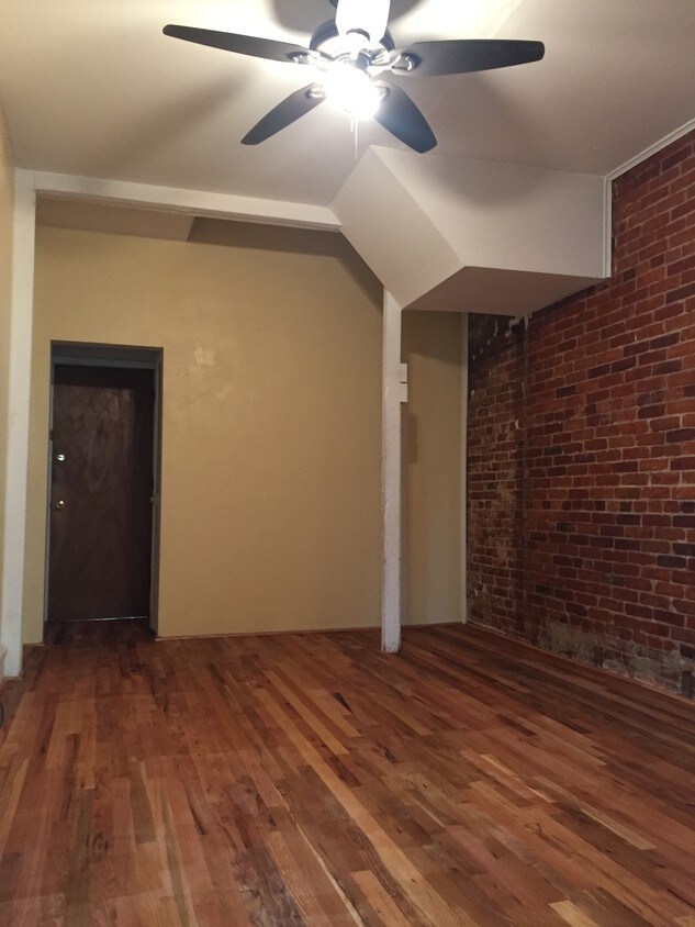 Primary Photo - 1412 N Van Buren St