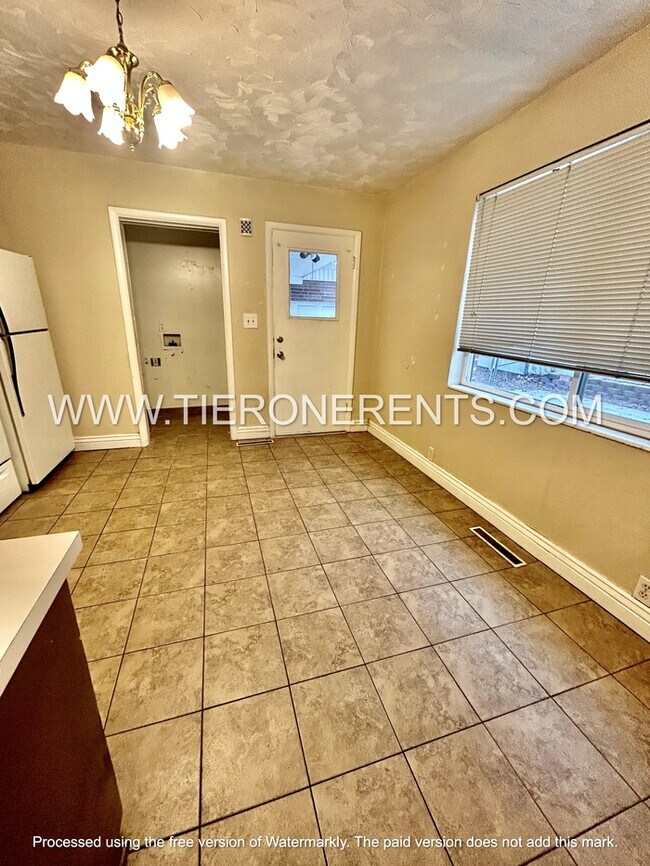 Building Photo - Spacious 3 bed/1 bath in great location!