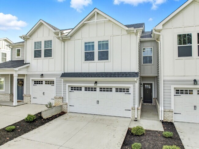 Foto del edificio - Modern 3 Bedroom, 2.5 Bath Townhome in Chapel Green