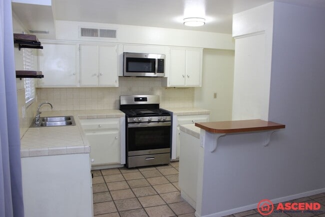 Building Photo - 5812 Daggett Ave