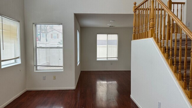 Building Photo - Spacious 3 bedroom 2.5 bath Home