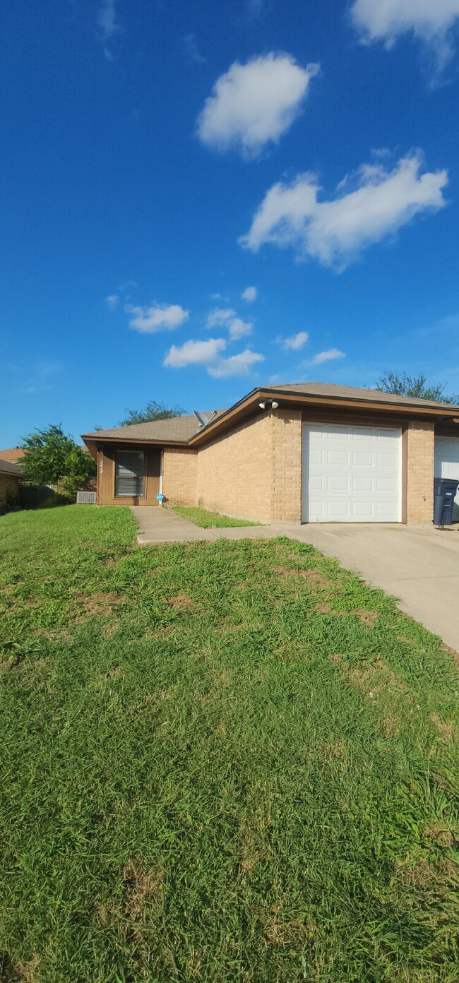 Building Photo - Charming 2 Bed/ 1 Bath Duplex with a Garag...