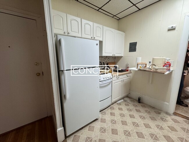 Building Photo - 879 Beacon St