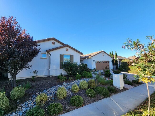 Foto del edificio - Modern 4 Bed, 3.5 Bath Home with Solar, St...