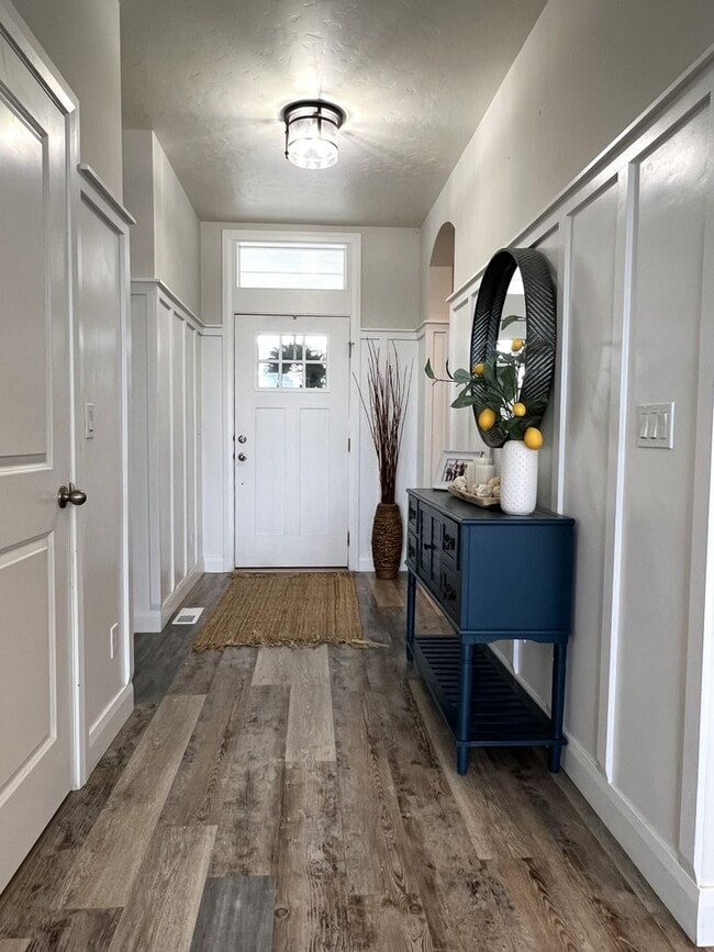 Building Photo - Welcome to this charming 3 bed 2.5 bath home just off Deer Flat and Linder Rd.