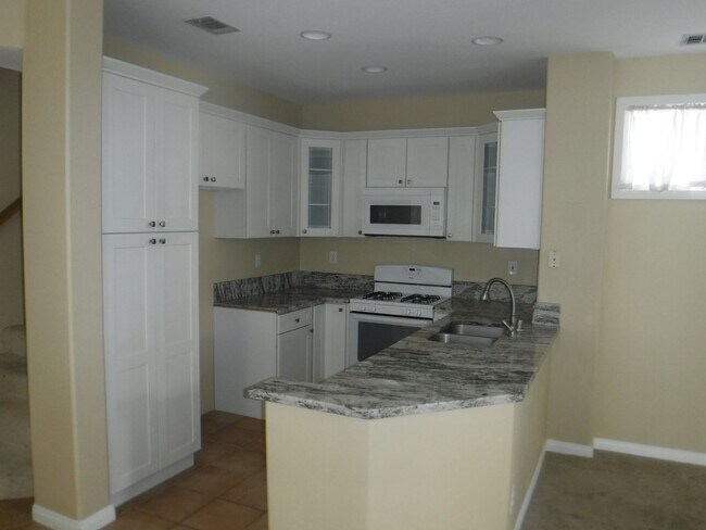 Building Photo - Vista Plaza: 3 Bedroom 2.5 Bathroom Townhome,