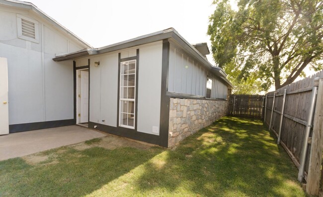 Building Photo - Cozy and clean 3 bedroom 2 bath townhouse!