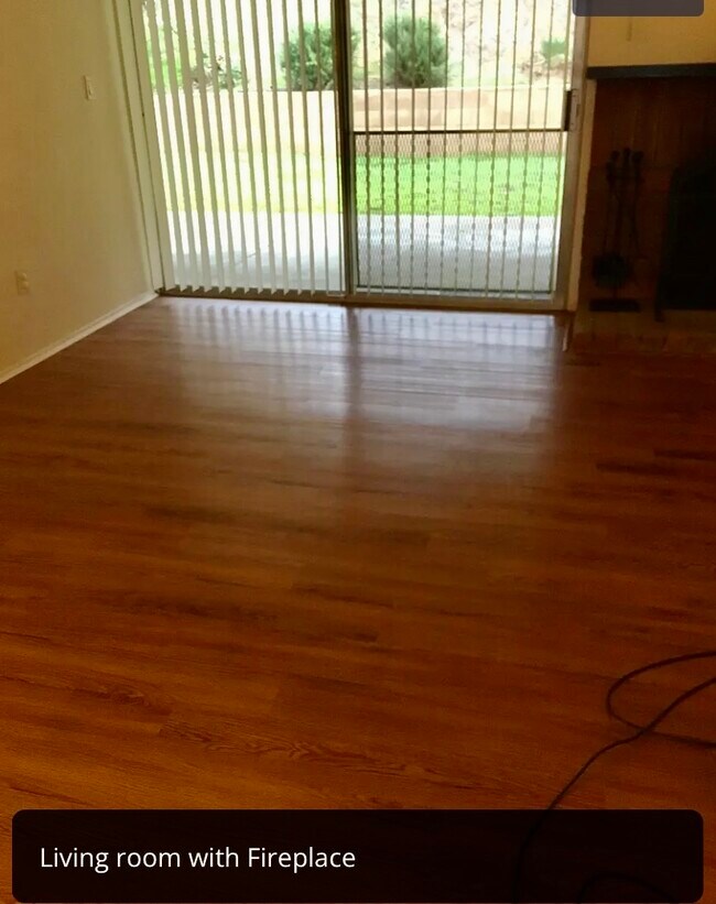 Salón con chimenea - 10431 Santana St