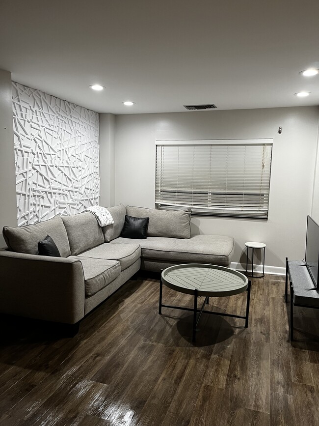 Current Tenant Picture- Tenant added 3d panels to walls - 1501 Clairmont Rd
