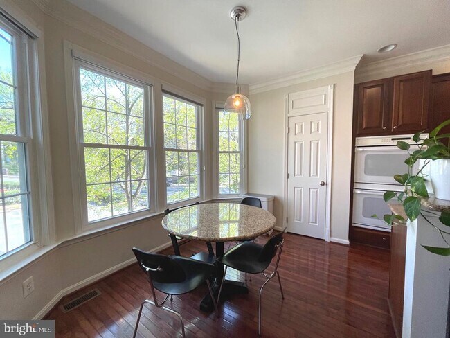 Foto del edificio - 102 Lounsbury Pl