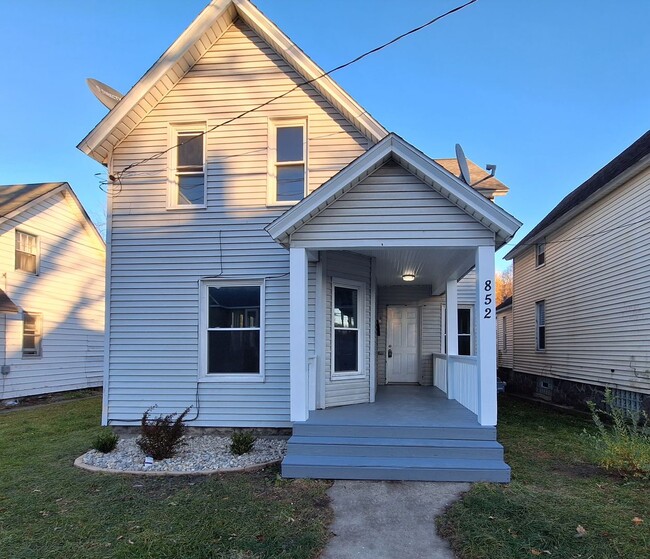Building Photo - Nicely updated- Four Bedroom Home on the NE side of Grand Rapids!