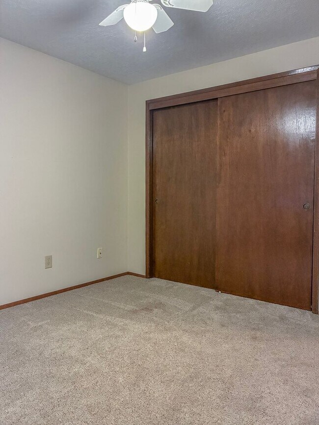 Building Photo - Hillsboro Duplex- 2 Bedroom 1 bathroom with fenced in yard available !