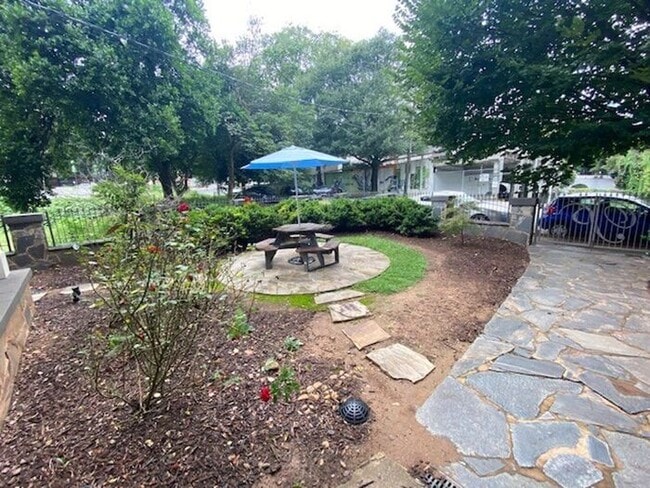 Building Photo - One Bedroom Apartment in the Heart of Midtown!