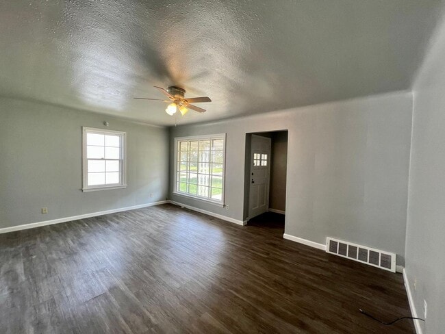 Building Photo - Move in ready!