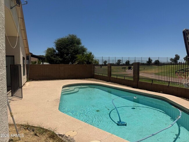 Foto del edificio - 8743 W Sierra Vista Dr