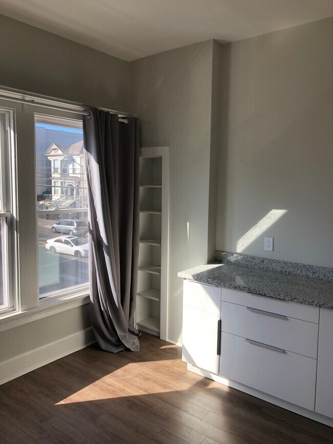 Kitchen - 504 E 18th St