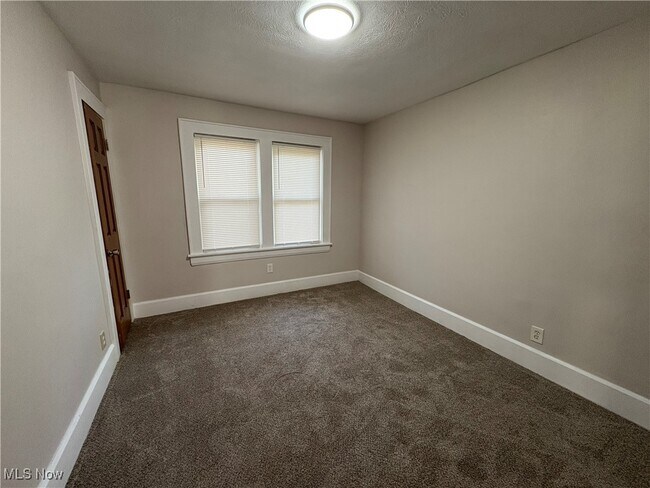 Foto del edificio - 2420 E Market St