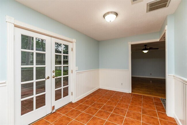 Building Photo - 11210 Willow Field Dr