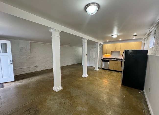 Building Photo - Spacious 2 Bedroom Walking Distance From T...