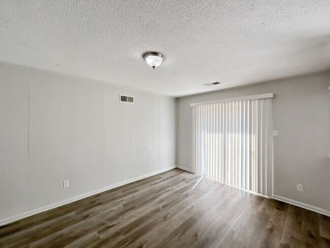 Building Photo - 3415 Castle Dr