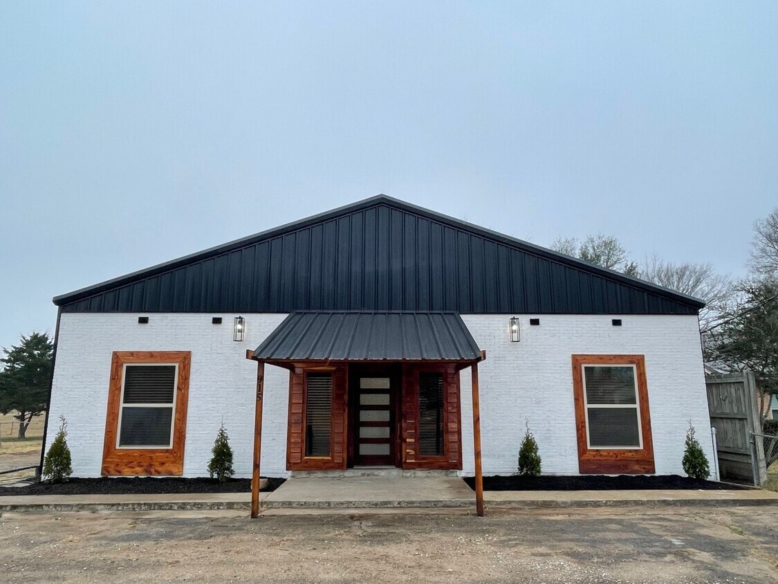 Foto principal - 915 N Waldrip St