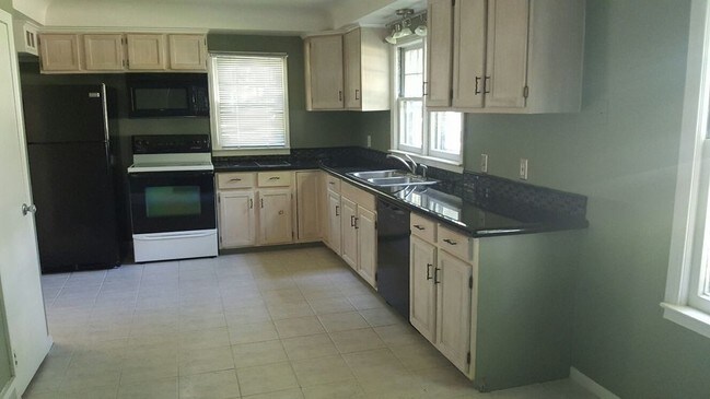 Foto del edificio - 21710 Collingham Ave