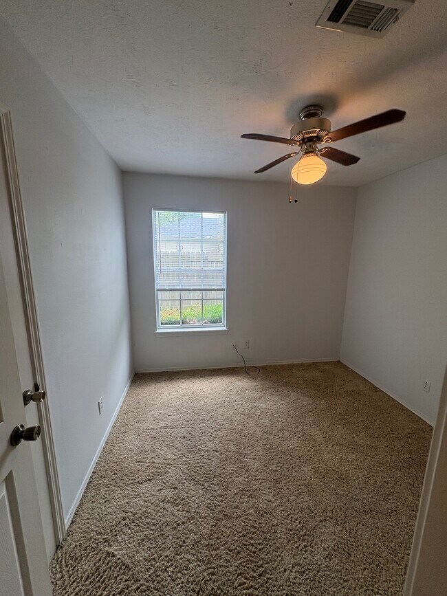 Foto del edificio - 2041 Wood Tree Ct