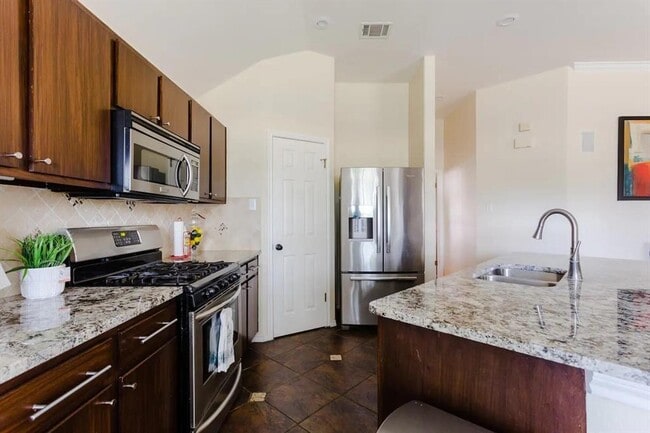 Foto del edificio - 3137 Lake Cove