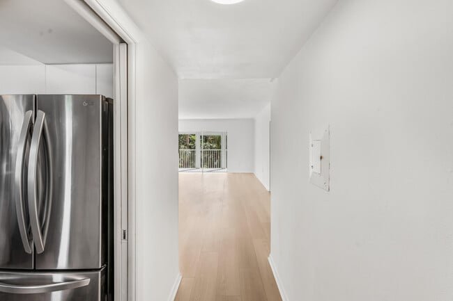 Building Photo - 200 E Royal Palm Rd