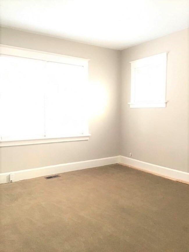 Building Photo - HURRY FOR THIS GREAT DEAL!