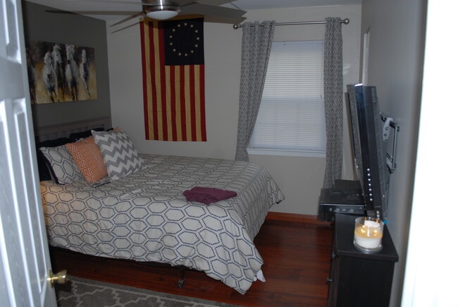 bedroom - 102 Deerpath Dr