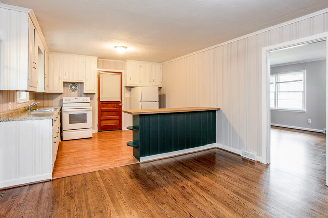 Building Photo - 8528 Sharonbrook Dr
