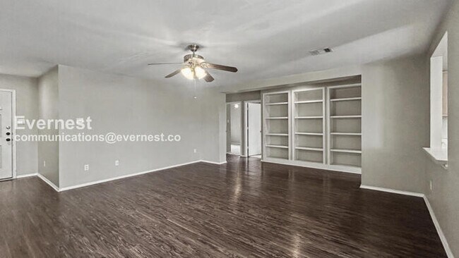 Foto del edificio - 3 Bed, 2 Bath Home with Garage / Pet-Friendly / Available Now!