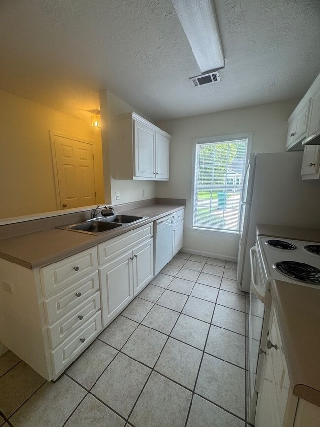 Building Photo - 131 Karlie Ct