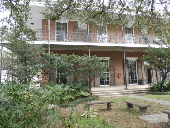 Ground floor apt. facing garden-patio - 2246 Carondelet St