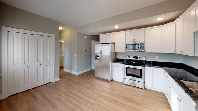 Foto del edificio - $500 SIGNING BONUS! 3 Bedroom Townhome Ava...