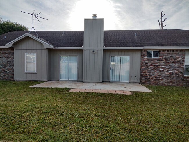 Building Photo - Spacious Home Conveniently Located in a Quiet Neighborhood!