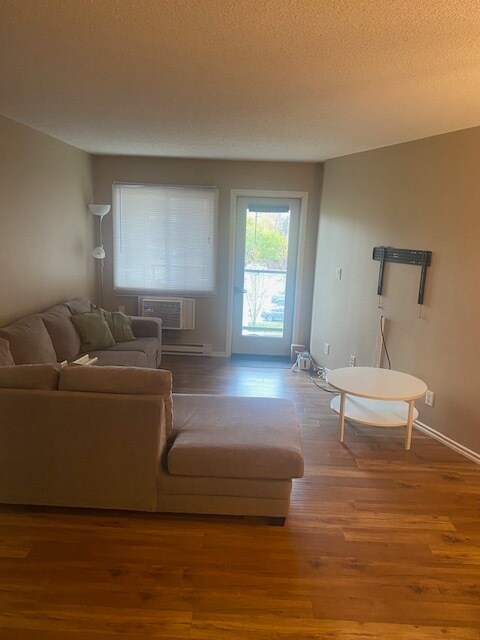 Photo du bâtiment - 215-215 Greenway Crescent W